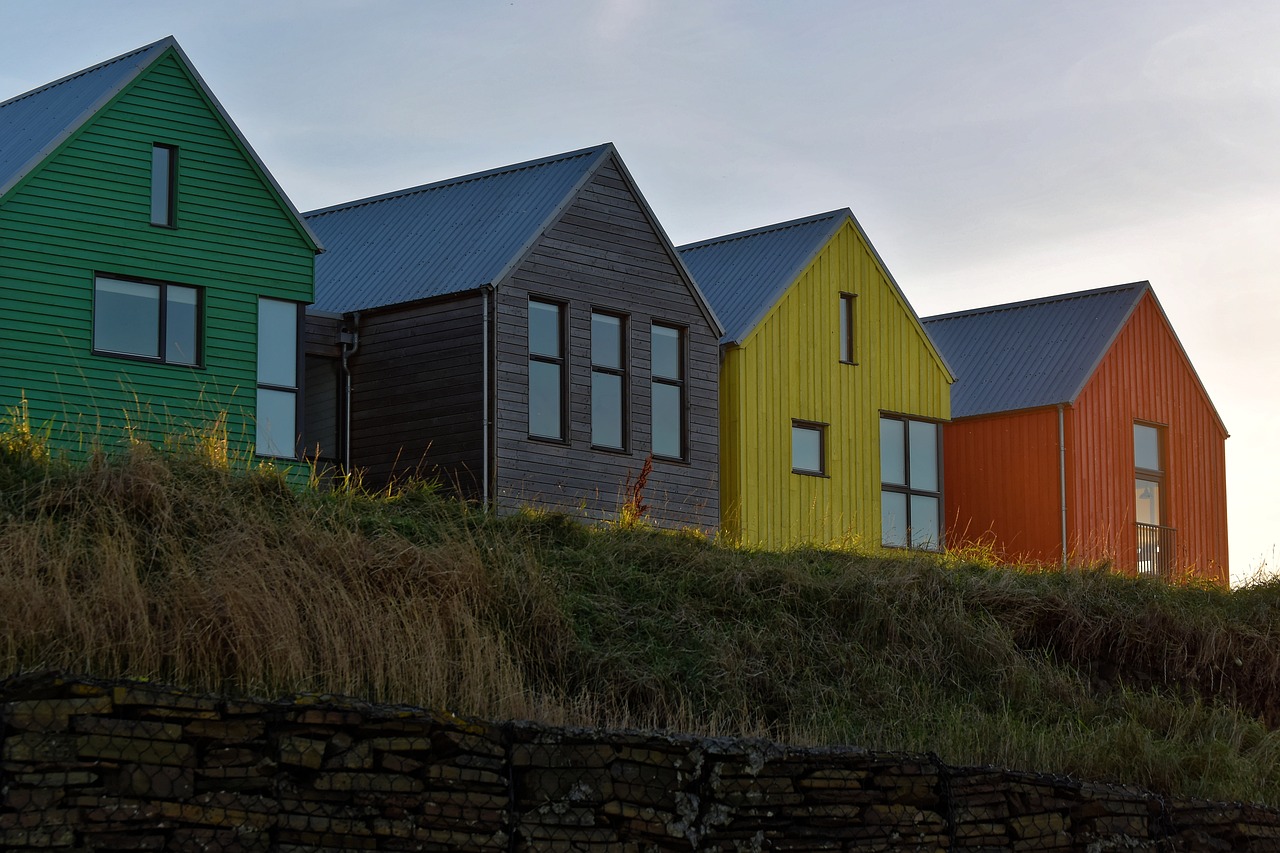 des panneaux solaires sur le toit d'une maison