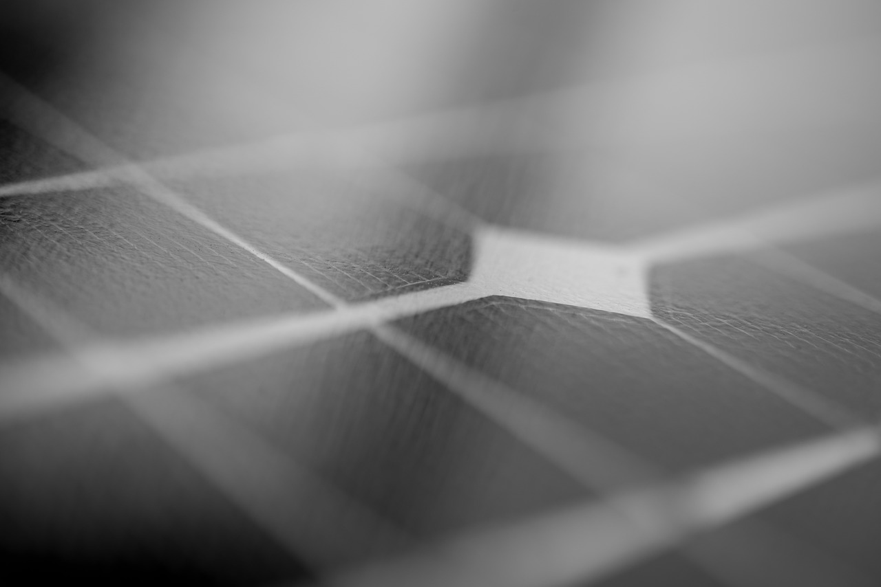 panneaux solaires sur le toit d'une maison panneaux solaires sur le toit d'une maison