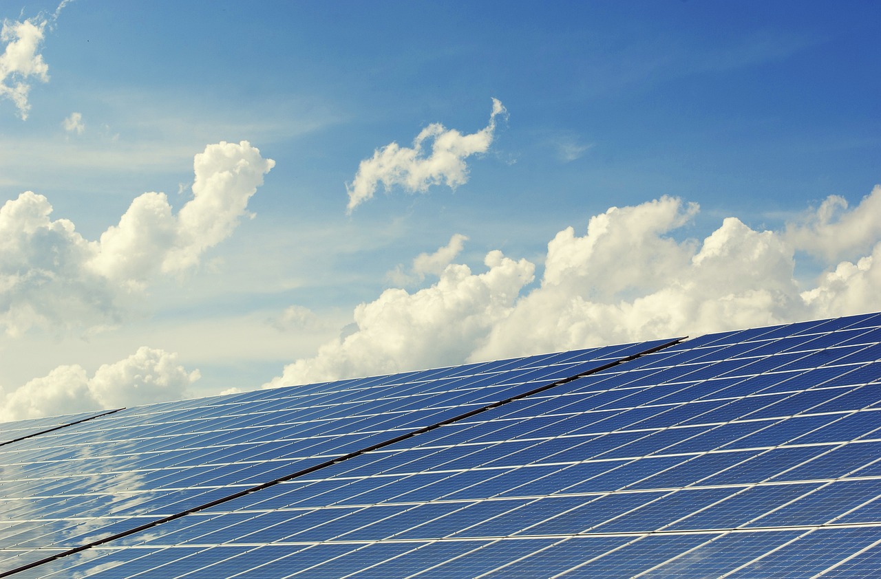 un carport solaire en polycarbonate avec des panneaux solaires qui produisent de l'énergie un carport solaire en polycarbonate avec des panneaux solaires qui produisent de l'énergie