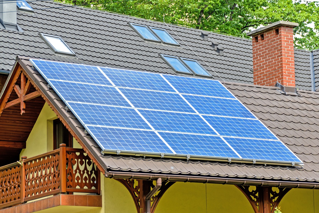 Une personne qui installe des panneaux solaires sur un carport solaire Une personne qui installe des panneaux solaires sur un carport solaire
